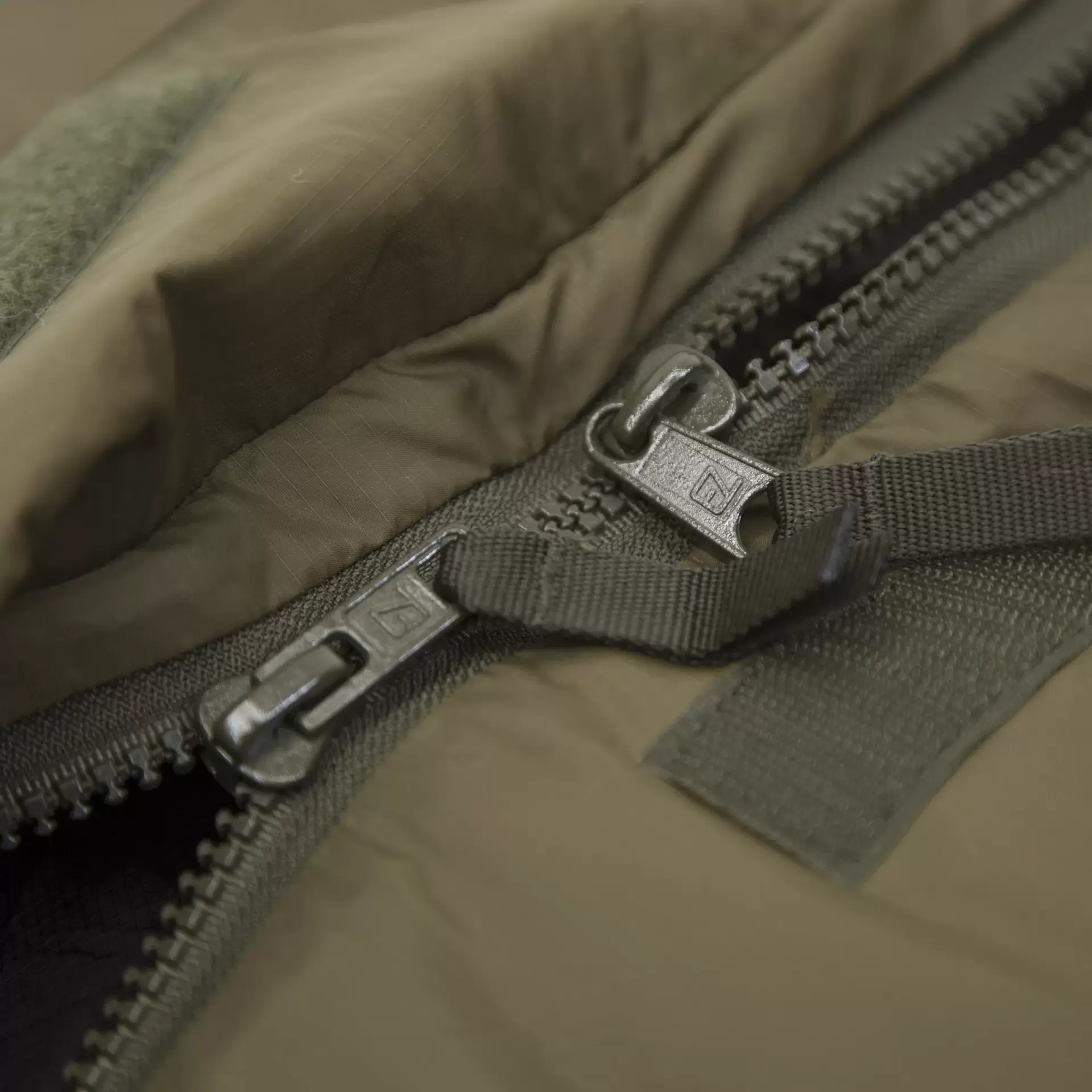 901292_23_defence1_top_olive_06.webp