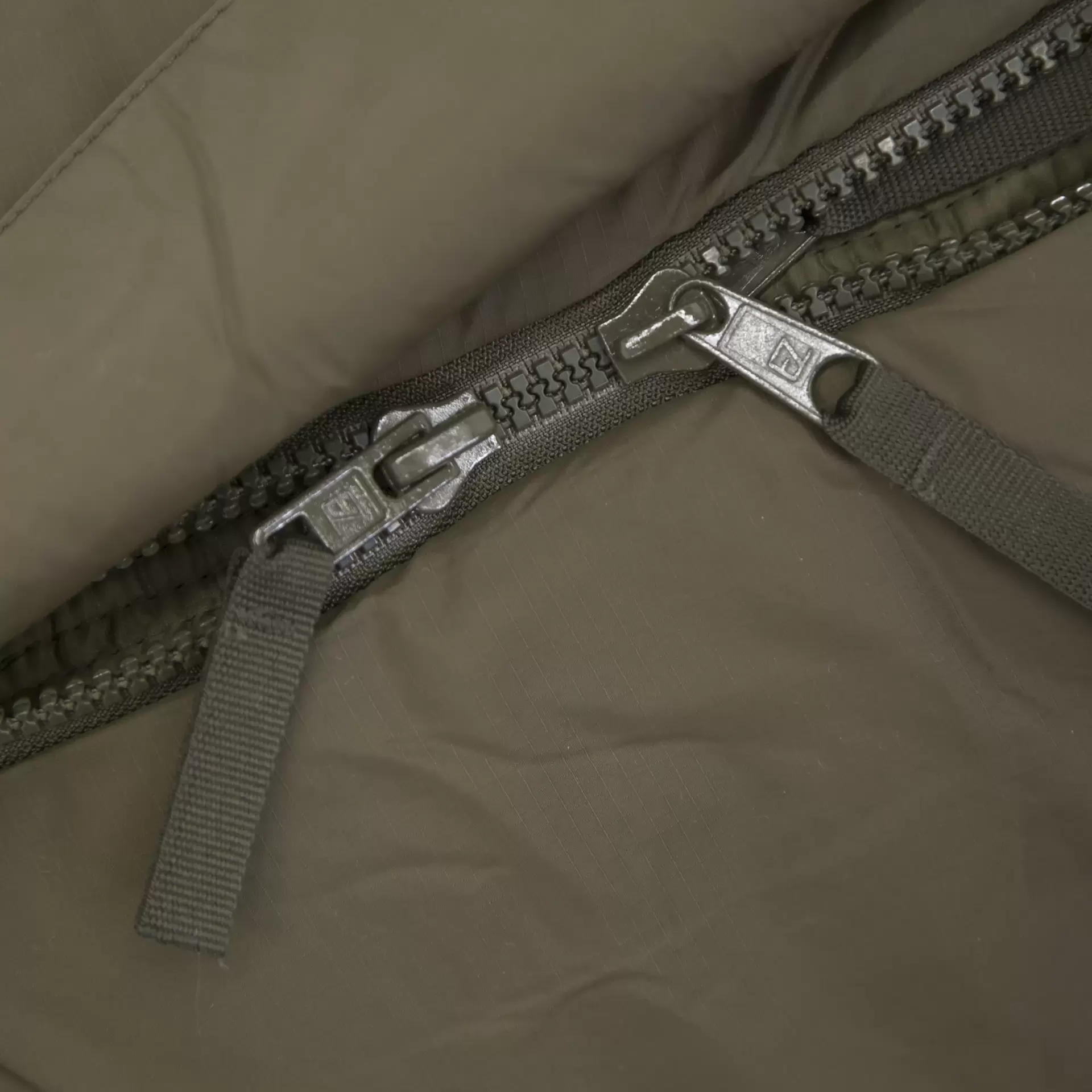 870851_23_defence_4_olive_07.webp